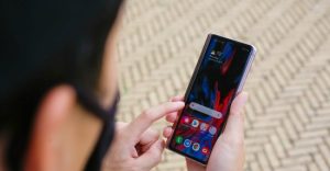 Thay mặt kính Samsung Z Fold 2 2 mat kinh samsung z fold 2