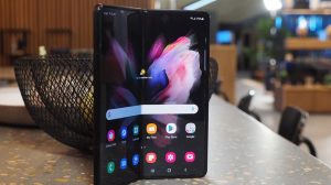 Thay loa trong Samsung Z Fold 3 2 thay chan sac samsung z fold 3