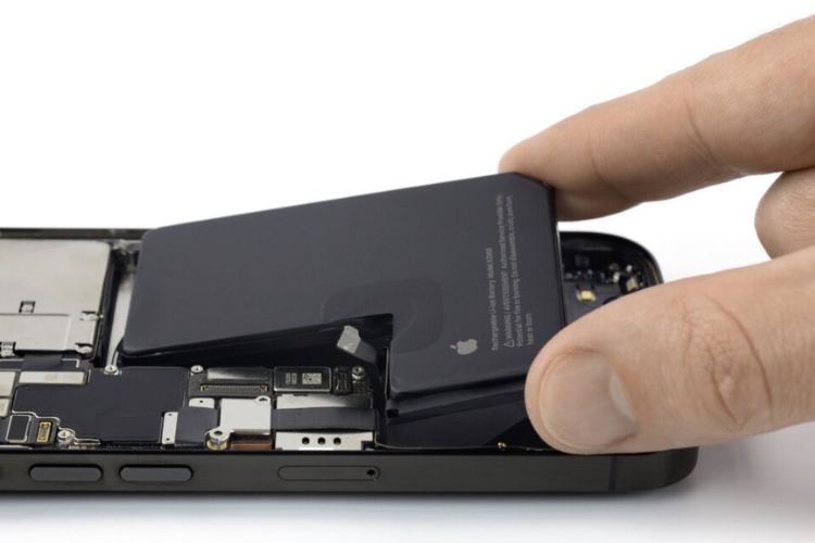 Thay pin iPhone 15 Plus 3 thay pin iphone 15 plus 2