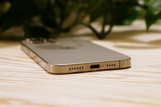 Thay chân sạc iPhone 15 Pro uy tín Thay chân sạc iPhone 15 Pro uy tín